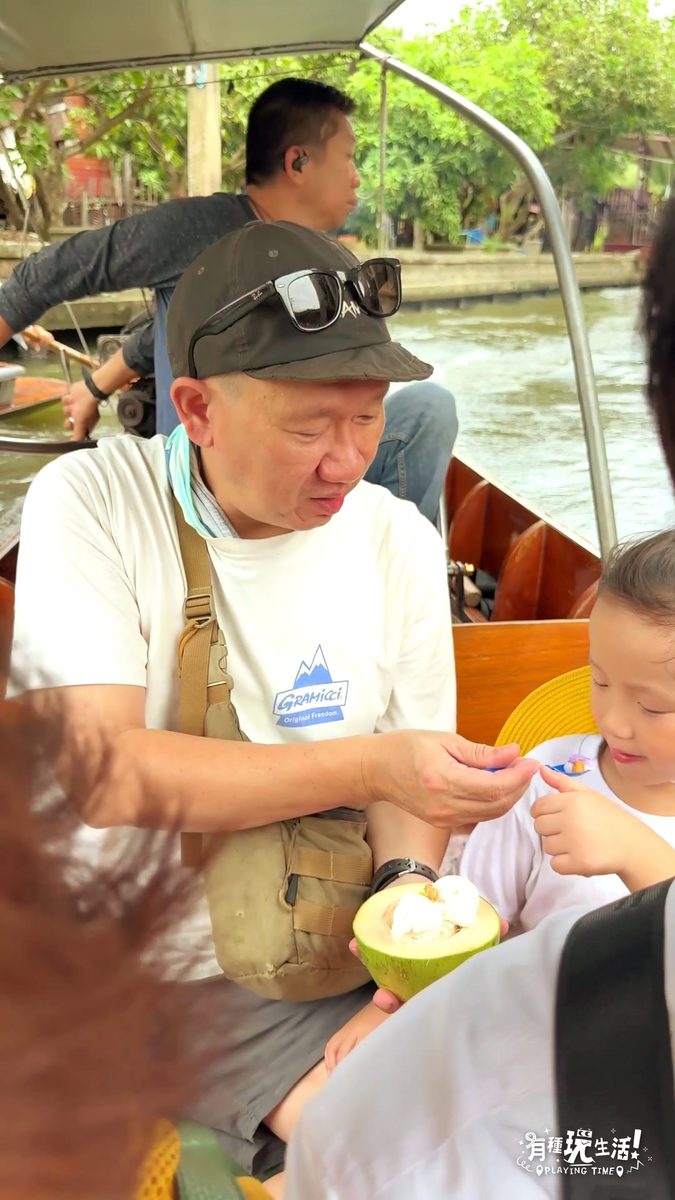 丹能沙朵長尾船上一整顆現挖椰子冰