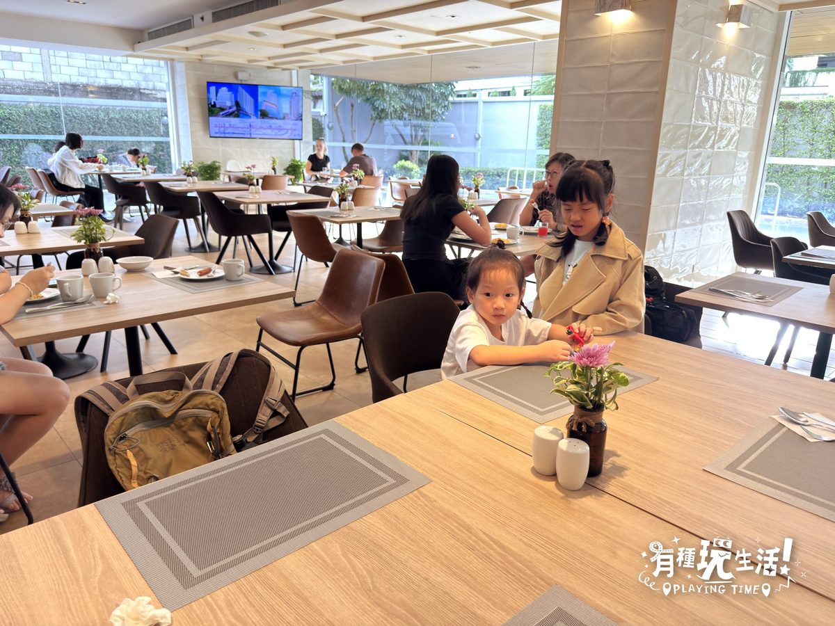 Jasmine 59 Hotel 房間窗景與早餐廳