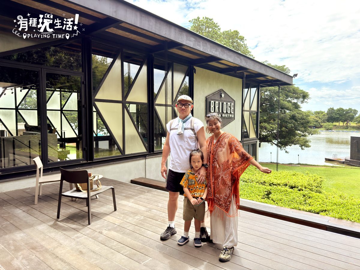 桂河水上屋 BRIDGE Bar & Bistro 招牌前一家三口合照