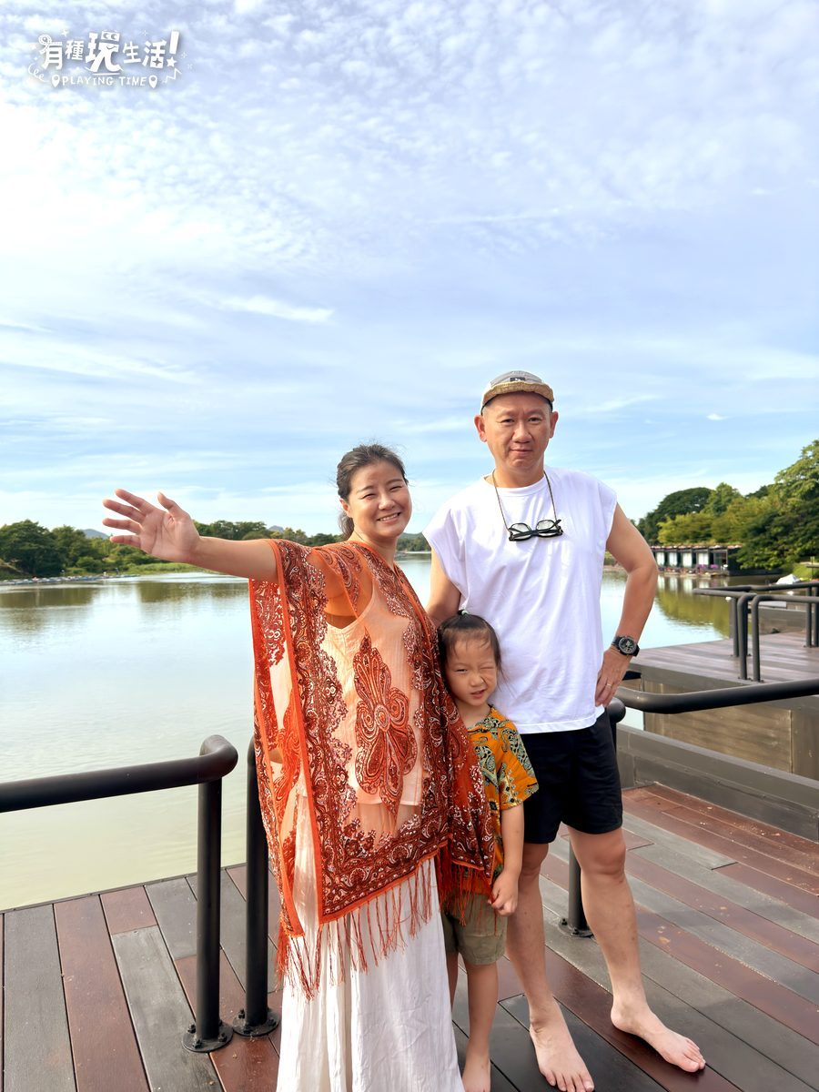 一家三口在桂河水上屋露台合照，河景在後