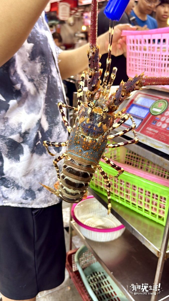 吞武里海鮮市場大龍蝦現場秤重