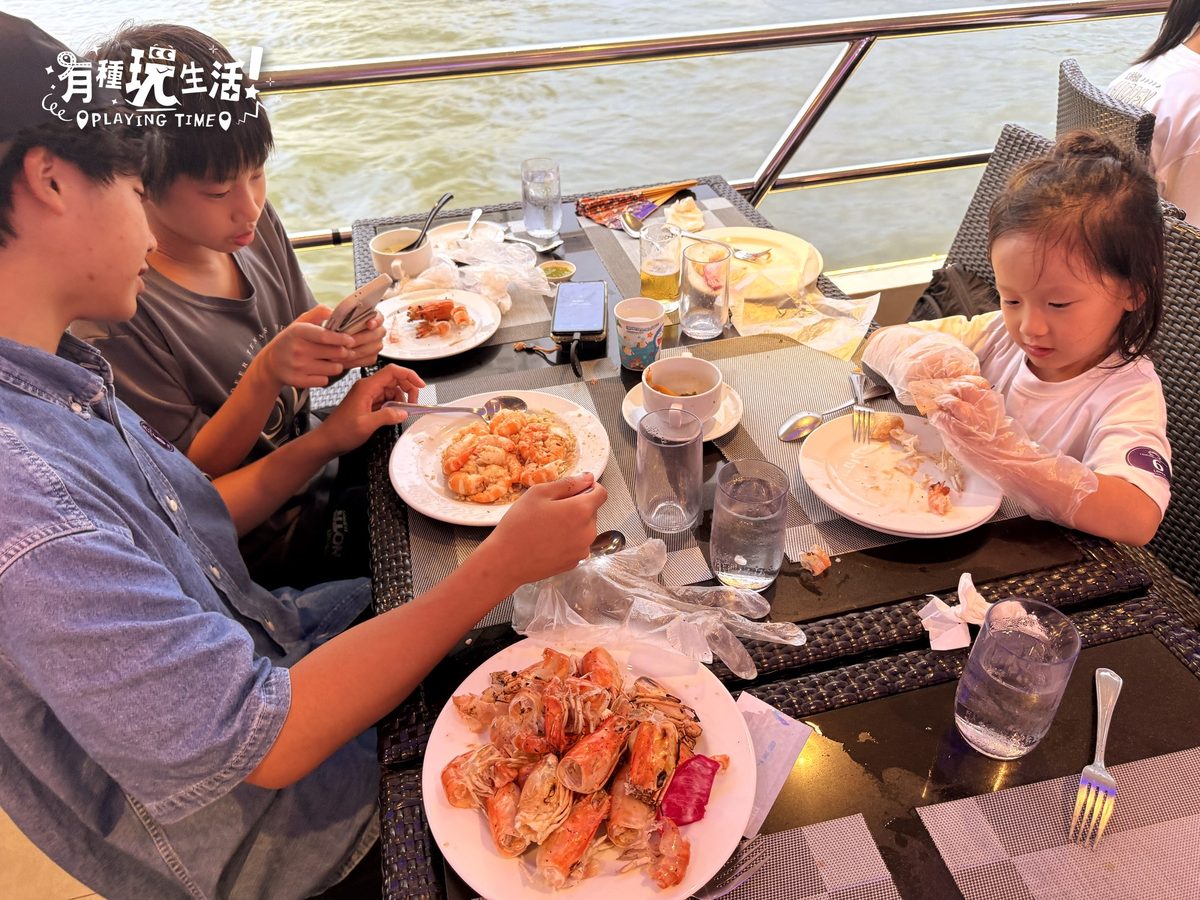 昭披耶河公主號遊船海陸 Buffet 家族用餐