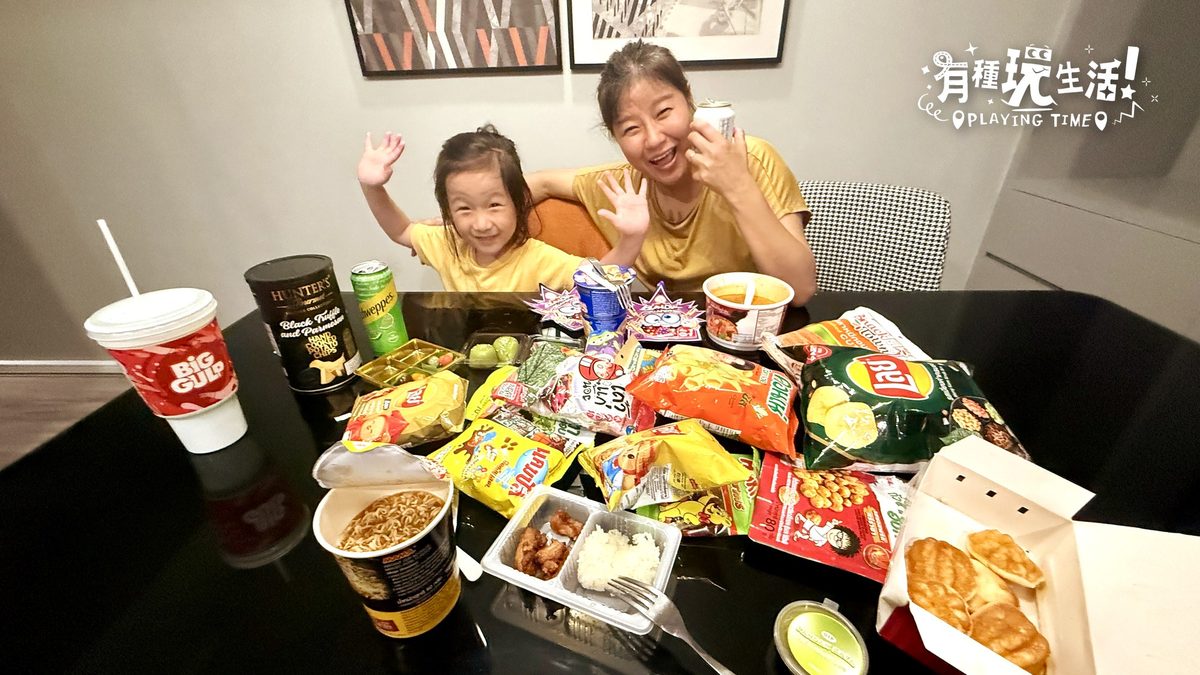 泰國零食大採買戰利品攤滿餐桌，母子舉手歡呼