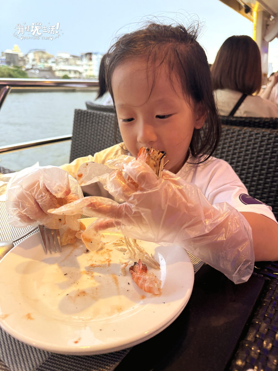 小孩戴塑膠手套在公主號上啃一整隻大烤蝦