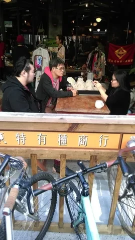 2015 年「不務正業電影人市集」,鳳美姐的問事攤位。右為張鳳美,左邊正在諮詢的是資深電影人吳文智。