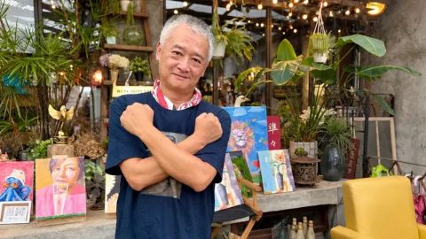 湯湘竹導演在特有種商行比出「愛（沙央）」的代表手語
